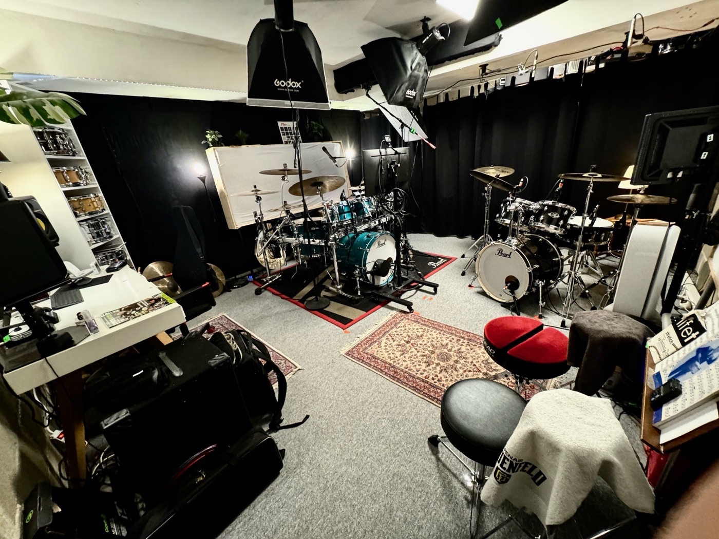 Rehearsal Studio in der Kölner Südstadt mit zwei Drumkits